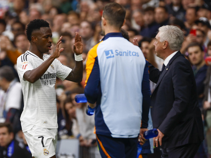 Vinicius celebra con Ancelotti uno de sus goles a Osasuna.