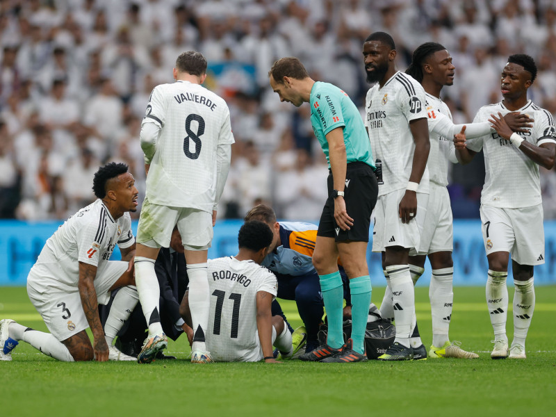 Rodrygo Goes rodeado de sus compañeros tras su lesión