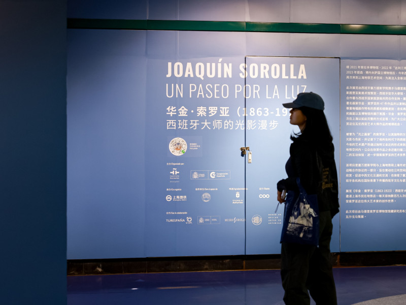 Una usuaria del metro de Shanghái disfruta de la exposición 'Joaquín Sorolla, un paseo por la luz'