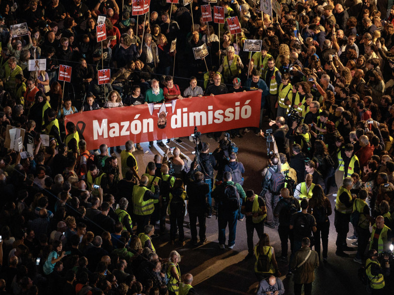 VALENCIA, 09/11/2024.- Cerca de 40 organizaciones sociales, cívicas y sindicatos de izquierda de la Comunitat Valenciana celebran una manifestación en protesta por la gestión de la dana y con el lema "Mazón dimisión", en alusión al president de la Generalitat, que saldrá desde la plaza del Ayuntamiento y recorrerá varias calles del centro hasta llegar al Palau de la Generalitat. EFE/ Biel Aliño