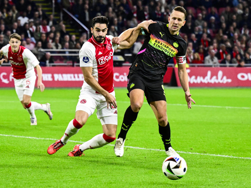 Sutalo defendiendo a Luuk de Jong