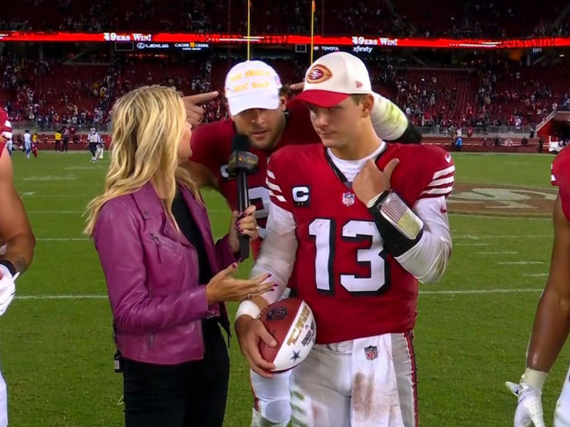 La estrella defensiva de los 49ers enseña la gorra de MAGA.