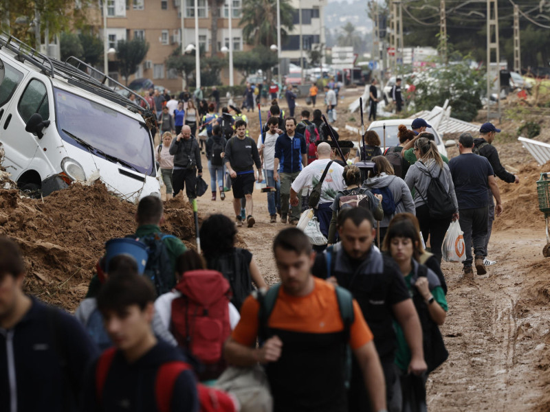 Voluntarios acuden a ayudar a los afectados por la DANA