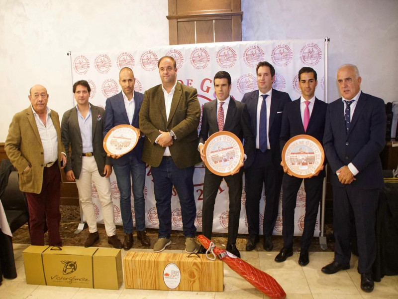 Foto de familia de los premiados por la Asociación Taurina de Guijuelo