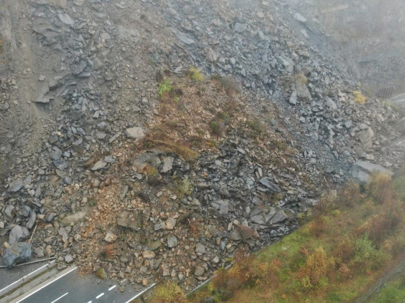 Vista aérea del argayo que ha interrumpido la circulación en la autopista del Huerna