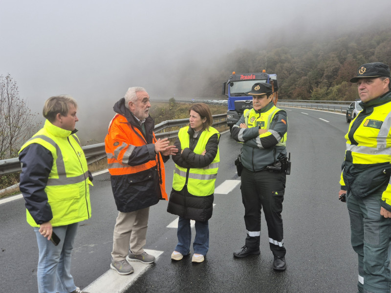 La delegada del Gobierno en Asturias, Adriana Lastra (centro), acompañada de la jefa provincial de Tráfico, el director general de Aucalsa (a su derecha), y la Guardia Civil