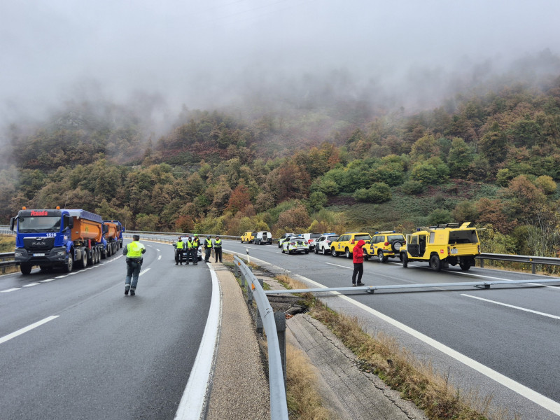 Equipos de emergencia en la autopista del Huerna, tras el desprendimiento de una ladera