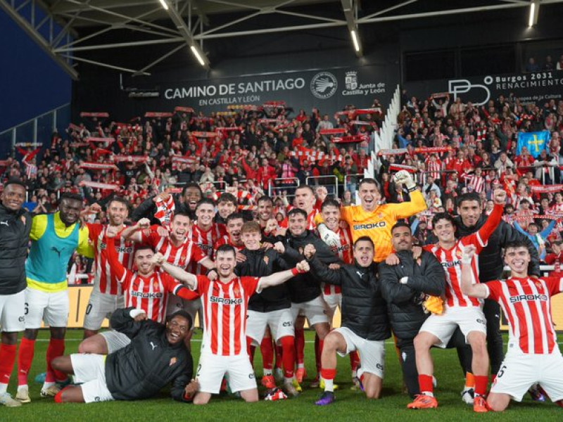 Los jugadores del Sporting celebran la victoria en Burgos