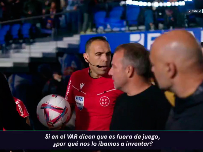 Cuadra Fernández explica a Flick por qué anularon el gol a Lewandoski en Anoeta