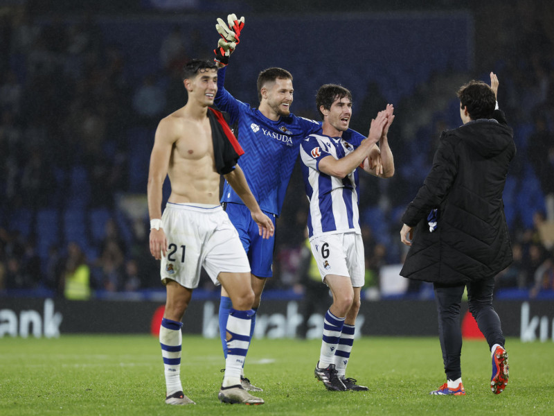 Varios jugadores de la Real Sociedad celebran la victoria contra el Barcelona.