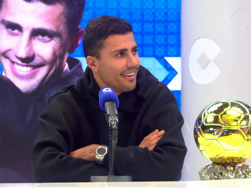 Rodri, junto a su Balón de Oro, en el estudio central de la Cadena COPE