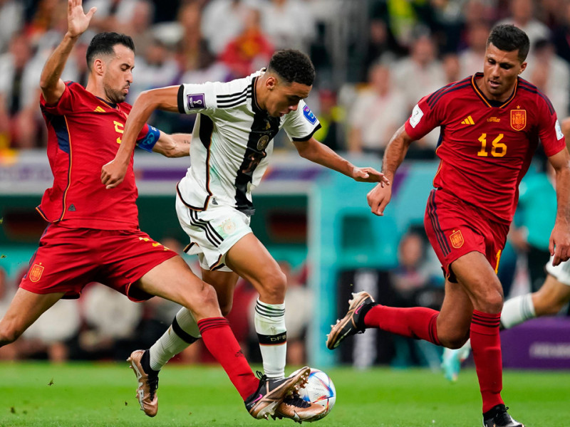 Sergio Busquets y Rodri, juntos, en un partido entre las selecciones de España y Alemania