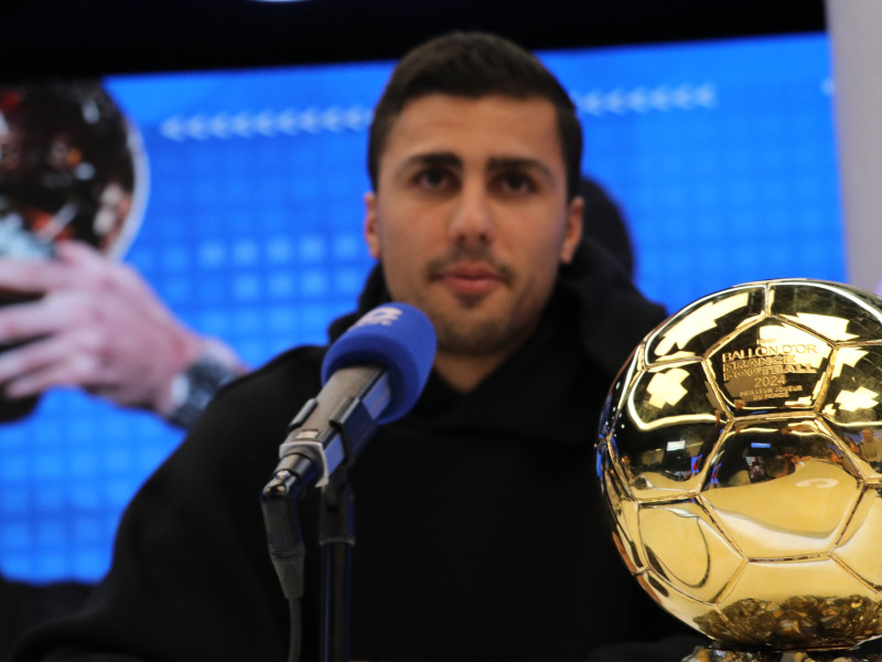 Rodri Hernández, con el Balón de Oro