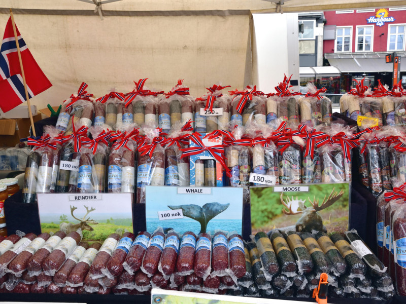 Puesto en el mercado de pescado de Bergen, Noruega, donde se vende carne de reno, ballena y alce