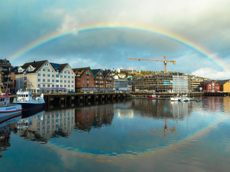 Reflejo del arco iris en Tromso, Noruega