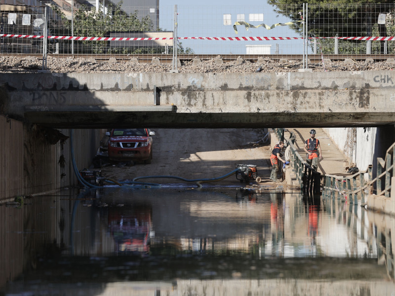 Bomberos achican agua en un túnel en Masanasa