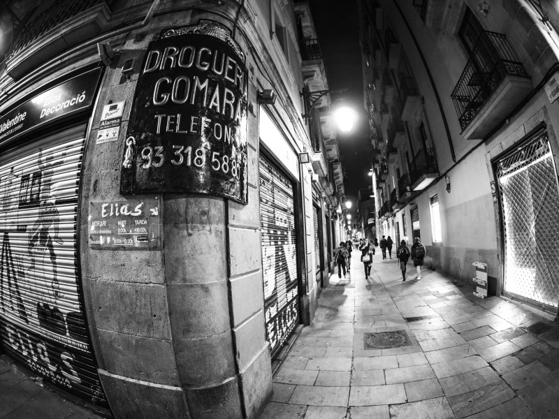 Lente ojo de pez vista de la calle Carrer de Elisabets en el distrito de Ciutat Vella de Barcelona, ​​España