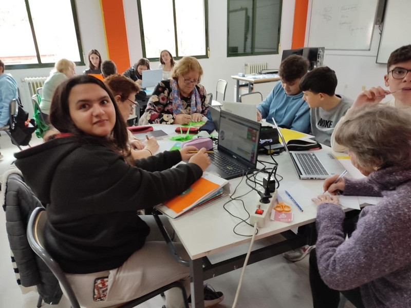 Aula con jóvenes y mayores