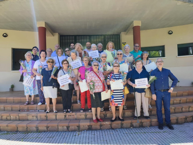 Mayores graduándose en el IES Jaranda