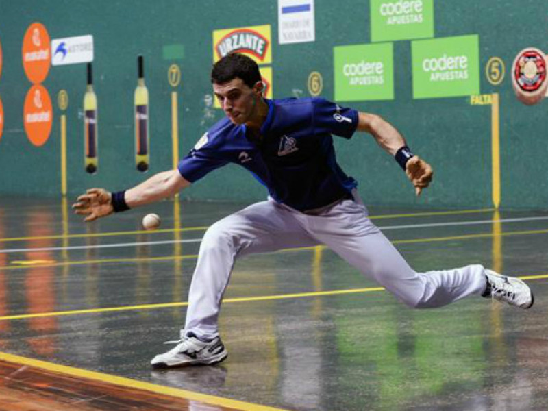 Altuna alcanza una pelota al ancho. Efe.
