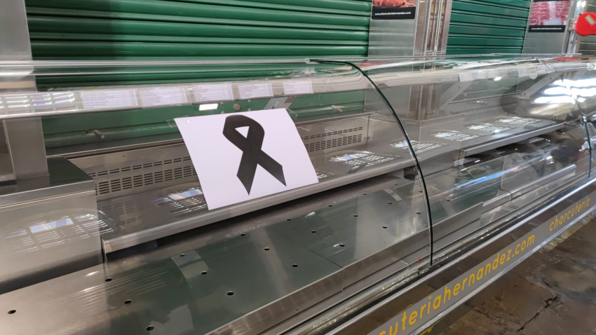 Puesto de la plaza de Abastos de Santiago, de luto