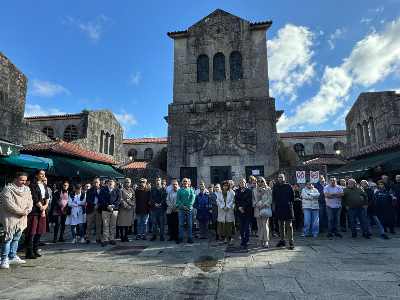 Concentración y minuto de silencio este mediodía en la Plaza de Abastos de Santiago