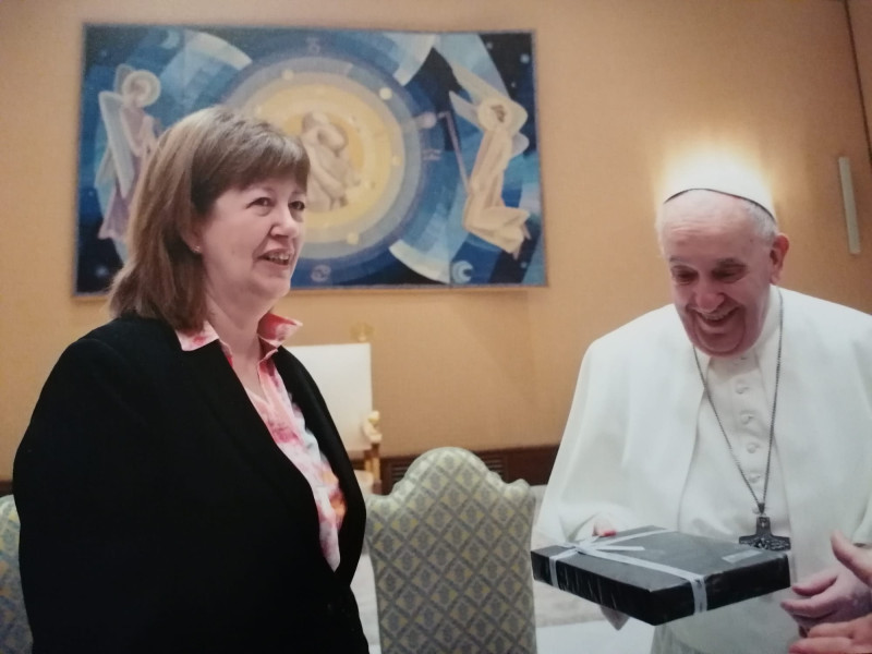 Susana Fradejas, madre de Luis Miguel, junto al Papa Francisco en en Vaticano