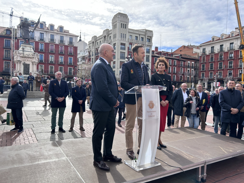 El alcalde de Valladolid y la concejala de deportes flanquean al presidente de la FER