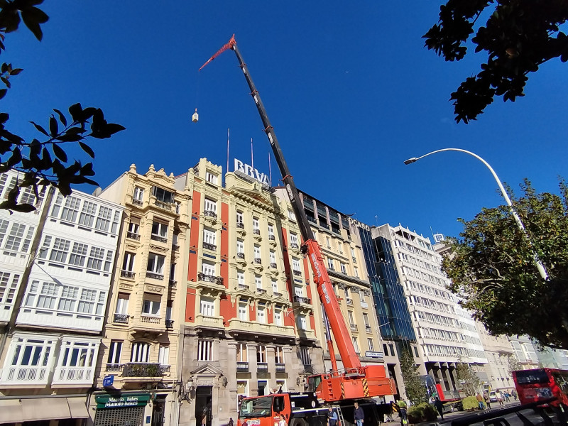 Grúa descarga material en un edificio en los Cantones