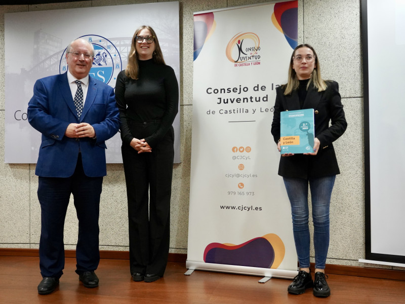 El presidente del Consejo Económico y Social (CES) de Castilla y León, Enrique Cabero, la presidenta del Consejo de la Juventud de España, Andrea González, y su homóloga del Consejo de la Juventud de Castilla y León, Sandra Ámez, presentan los datos del segundo semestre de 2023 del Observatorio de Emancipación de Castilla y León