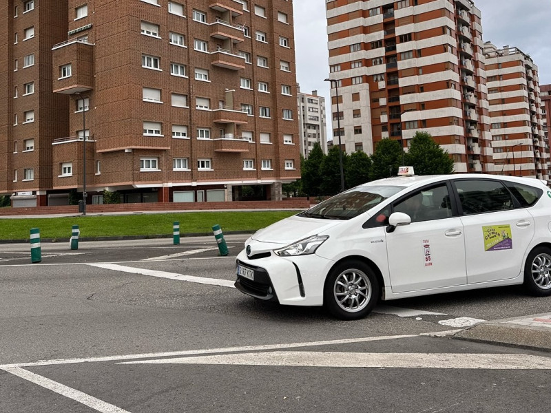 Taxi en la rotonda de Foro, en Gijón