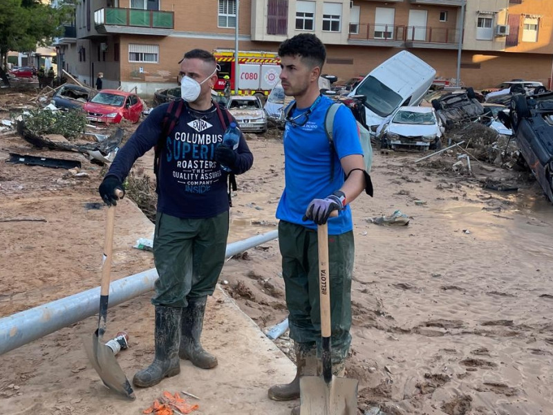 Borja Ortiz, con mascarilla, trabajando como voluntario en Valencia