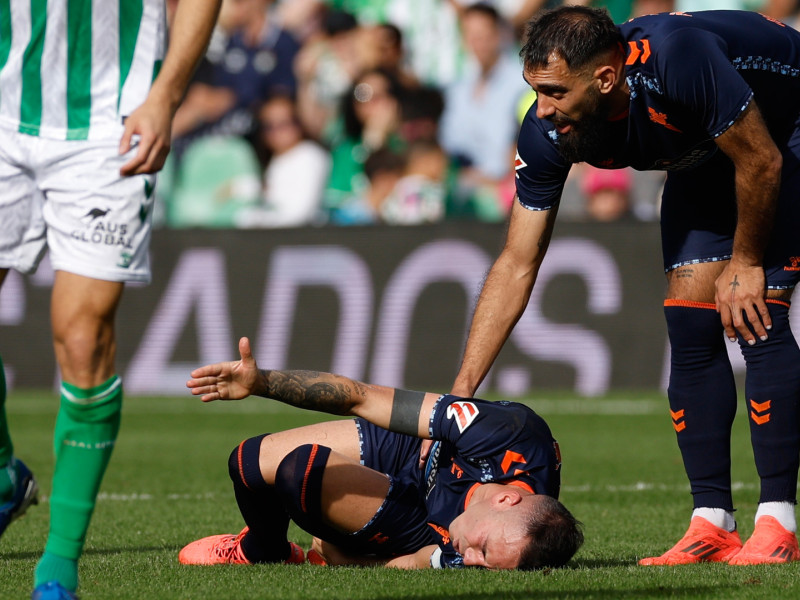 Iago Aspas, en el suelo tras recibir un golpe en el partido frente al Betis