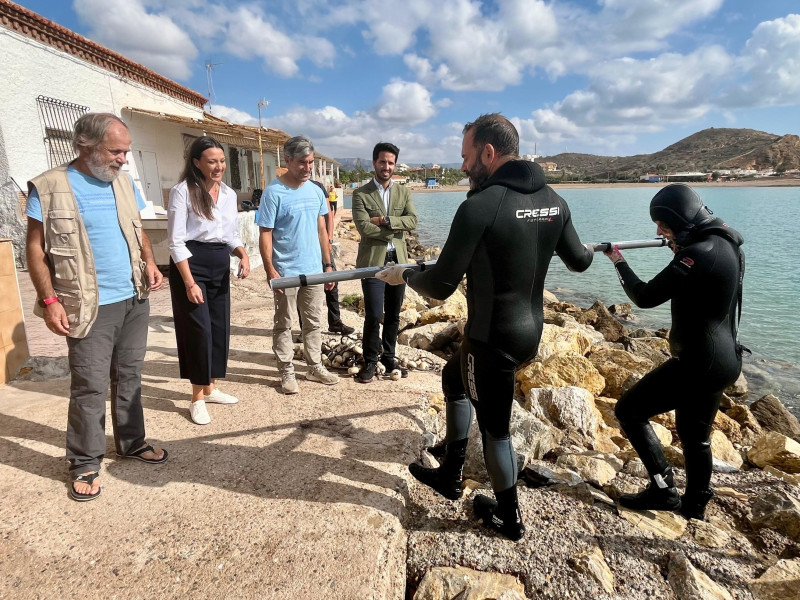 Los submarinistas extraen la última pieza del pecio para su traslado al Museo de Arqueología Subacuática de Cartagena