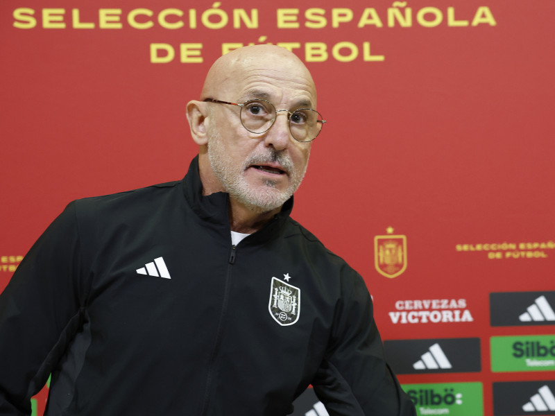 Luis de la Fuente, seleccionador nacional, durante la rueda de prensa ofrecida este viernes en la Ciudad del Fútbol de Las Rozas (Madrid) para anunciar la lista de convocados para los partidos de la Liga de Naciones contra Dinamarca, el 15 de noviembre en Copenhague; y Suiza, tres días más tarde en Santa Cruz de Tenerife