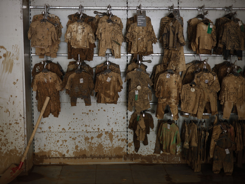 Ropa de bebé en una tienda en Catarroja, este martes