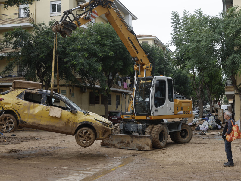 Maquinaria pesada retira vehículos de las calles de Alfafar en Valencia