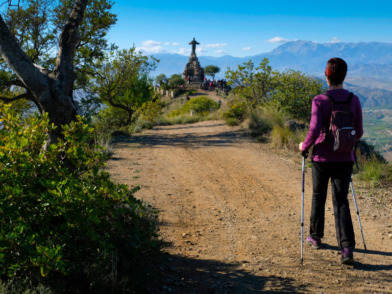 Mujer caminante por un sendero en plena naturaleza. Pizarra, Málaga. Andalucía, España. Europa