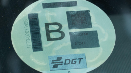 Etiqueta ambiental Amarilla B para clasificar los vehículos según su eficiencia energética colocada en el parabrisas del coche