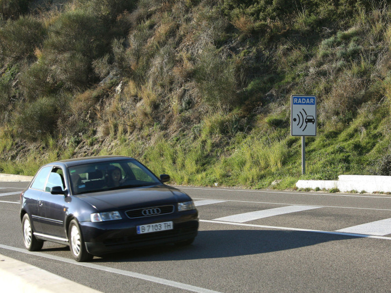 Señal de advertencia de velocidad de tráfico en la carretera N-11 en la ciudad costera de Calella en la Costa Brava cerca de Barcelona en Cataluña España