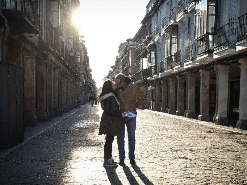 Los amantes se besan. Fotografía callejera en Alcalá de Henares