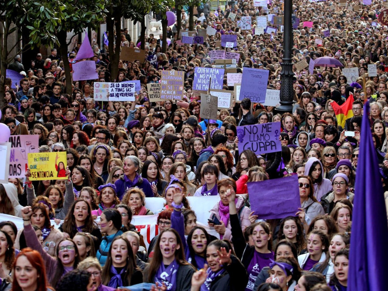 Manifestación con motivo del 8-M por las calles de Oviedo en 2020