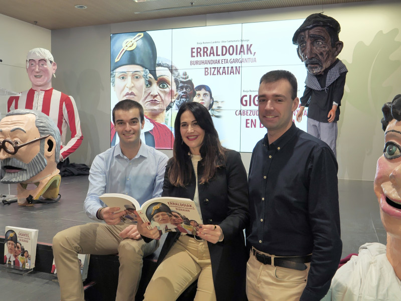 Leixuri Arrizabalaga, portavoz foral, en la presentación del libro Gigantes, Cabezudos y Gargantúa