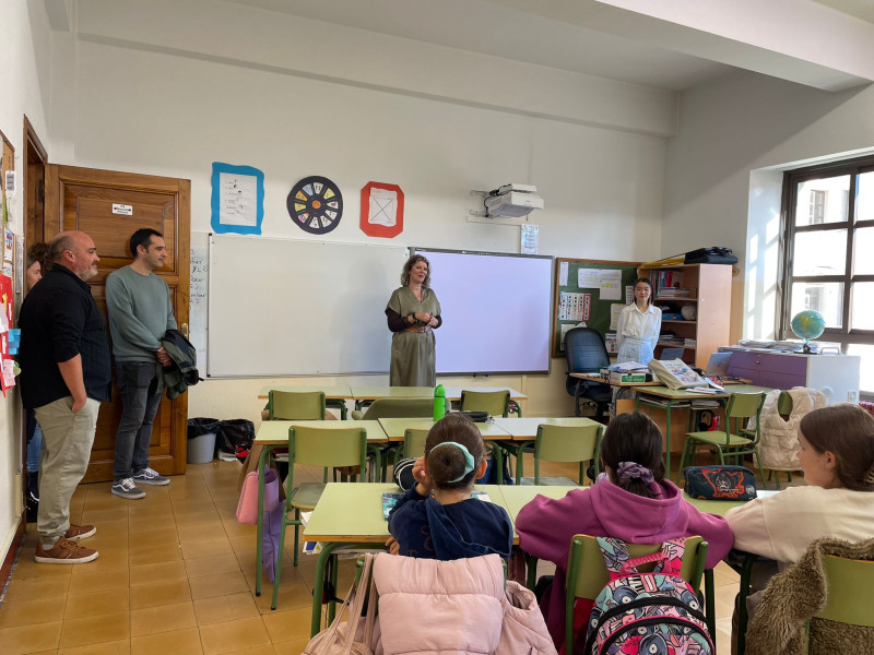 Estrella con sus alumnos en la presentación del curso de Chino en la Anexa