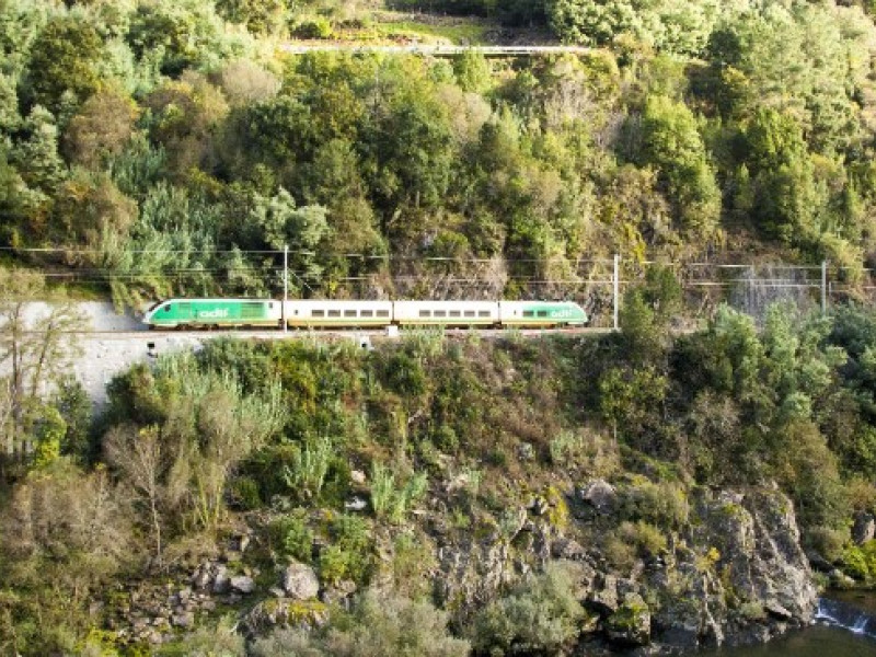 Adif está utilizando un tren laboratorio para analizar el tramo renovado