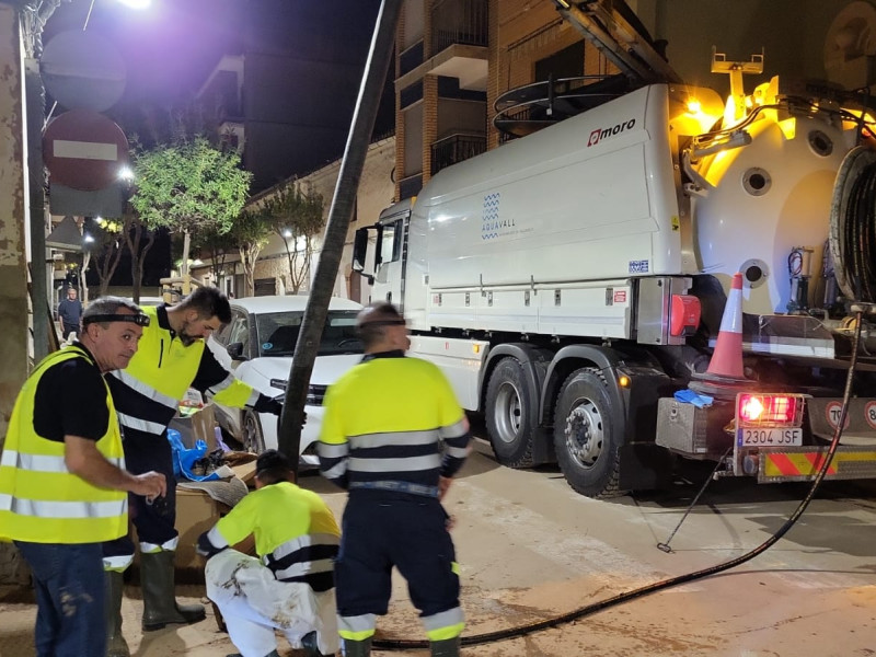 Un vehículo de Aquavall trabaja en Aldaia en labores de desatranque