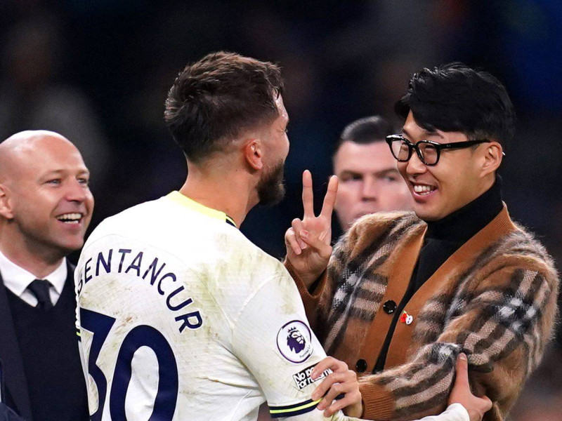 Rodrigo Bentancur y Heung-min Son se abrazan después de un partido del Tottenham.