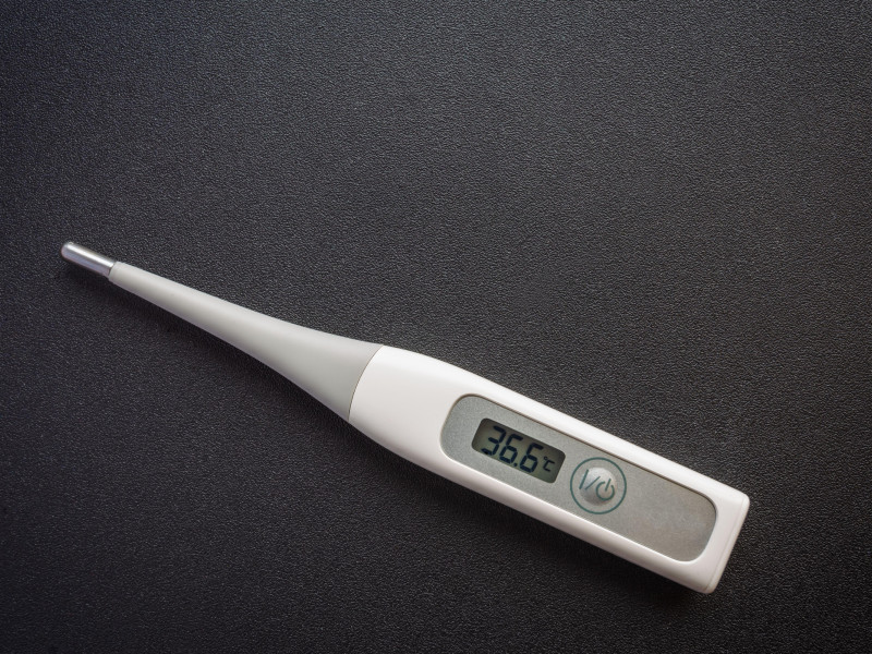 Un termómetro marca los 36,6 grados de temperatura corporal