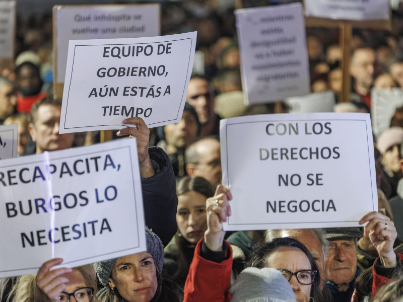 BURGOS, 13/11/2024.- Miles de personas se han concentrado este miércoles en la Plaza Mayor de Burgos para protestar contra la eliminación de los convenios municipales con tres ONG de ayuda a migrantes. EFE/Santi Otero