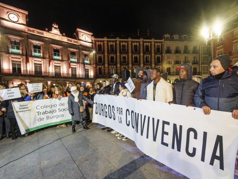 BURGOS, 13/11/2024.- Miles de personas se han concentrado este miércoles en la Plaza Mayor de Burgos para protestar contra la eliminación de los convenios municipales con tres ONG de ayuda a migrantes. EFE/Santi Otero